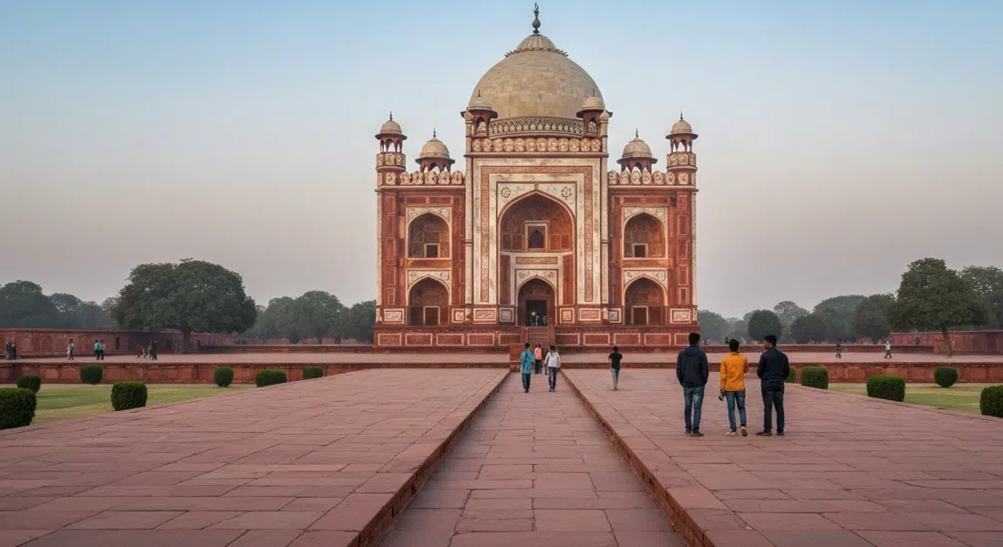Tumba de Akbar en Sikandra, Agra, vista desde el largo acceso a través del jardín charbagh, arenisca roja y mármol blanco brillando con la luz de la mañana