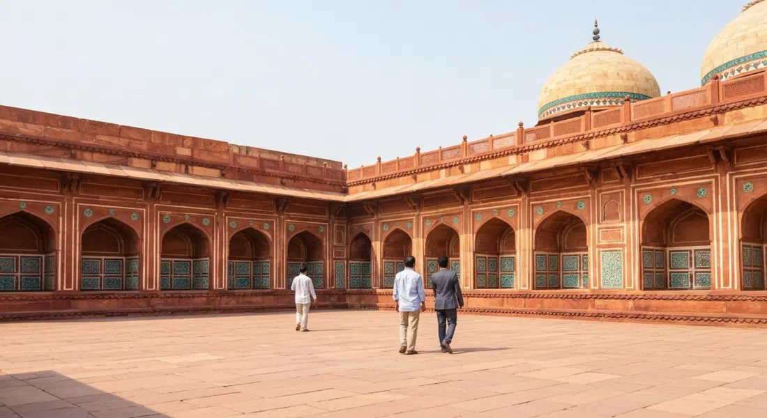 Kanch Mahal dentro del complejo de la Tumba de Akbar, Sikandra, Agra, mostrando muros de arenisca roja y azulejos vidriados azul verdoso bajo luz diurna brillante