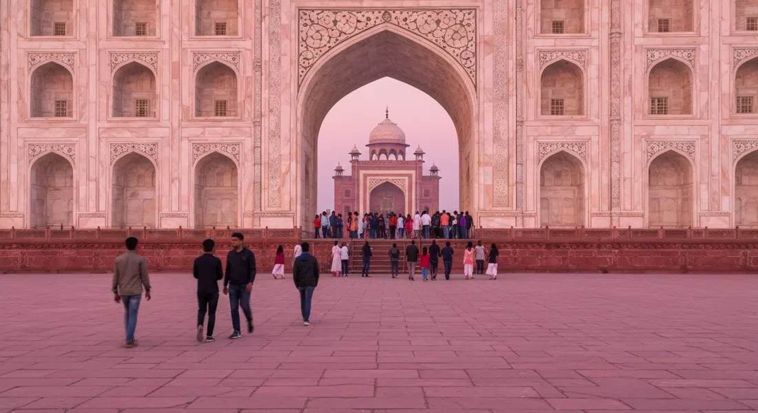 el Taj Mahal al amanecer desde el lado de aproximación, luz rosa suave sobre el mármol con primeros visitantes entrando por la Puerta Oeste